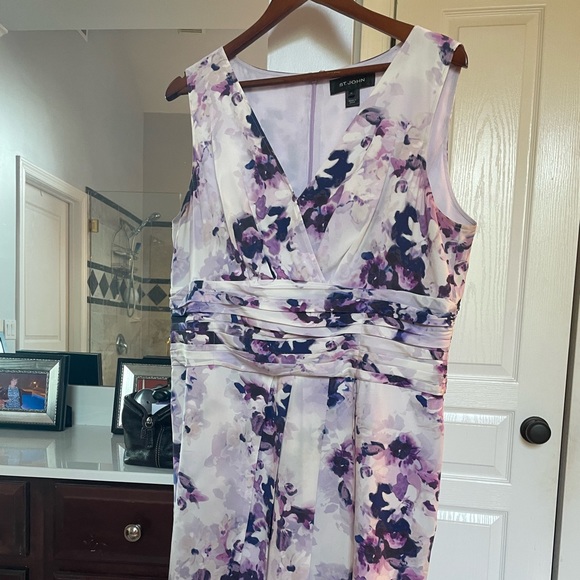 St. John Dresses & Skirts - Gorgeous St John Silk Crepe Dress